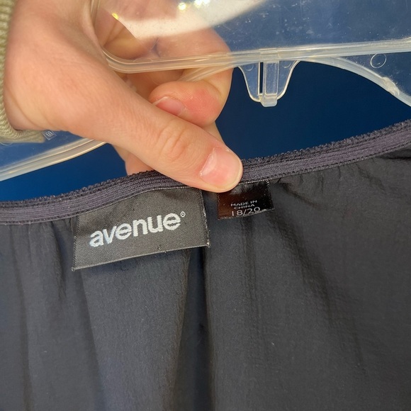 Floral Black Top Avenue - Picture 3 of 3